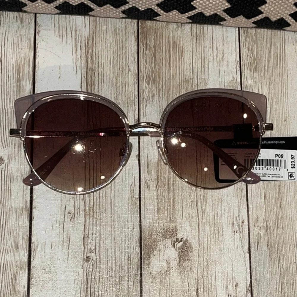 Foster Grant & Co. Cat eye purple sunglasses Gradient lenses